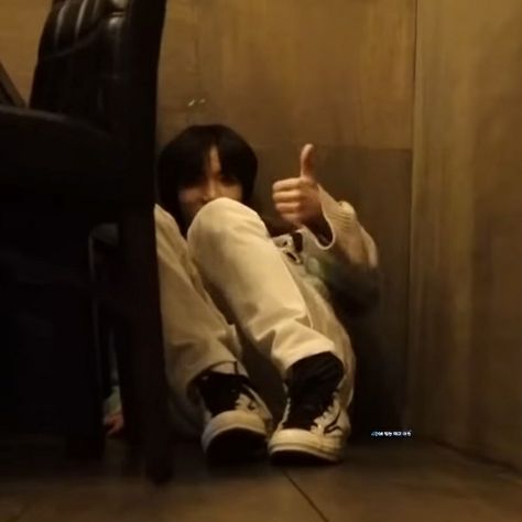 Thumbs Up Reaction Pic Funny, Thumbs Up Meme Funny, Thumbs Down Reaction Pic, Txt Thumbs Up, Beomgyu Thumbs Up, Kpop Thumbs Up, Thumbs Up Reaction Pic, Txt Reaction Pics, Txt Funny Pics