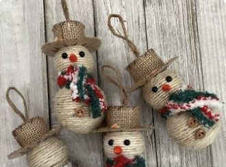 Snowman Diy, Xmas Decorations Diy, Diy Tree Decor, Christmas Decs, Snowmen Ornaments, Little Hat, Gift Crafts, Diy Christmas Tree Ornaments, Snowman Christmas Ornaments