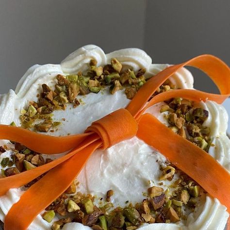 chloe! on Instagram: "Mini chai spiced carrot cake from @sourdoughbagels for my besties bday! Made a little bow from carrot peel & garnished with pistachios. I was really proud with how this cake turned out, especially since it was my first time decorating a cake!" Carrot Cake Garnish, Decorating Carrot Cake Ideas, Carrot Cake Decoration, Spiced Carrot Cake, Decorating A Cake, Carrot Spice Cake, Spiced Carrots, Bow Cakes, Chai Spice