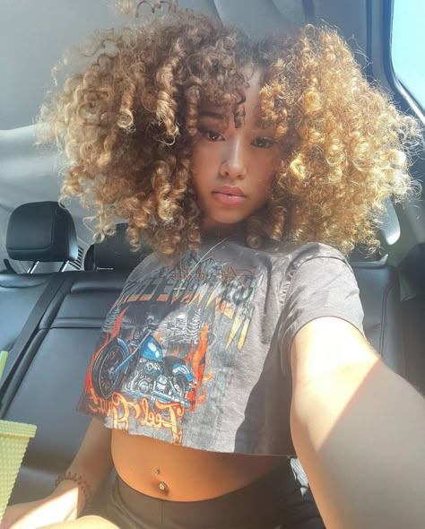 Curly Hair Light Skin, Curly Dyed Hair, Highlights Curly Hair, Mixed Curly Hair, Hair Light, Quick Natural Hair Styles, Big Curly Hair, Curly Bangs, Color Skin