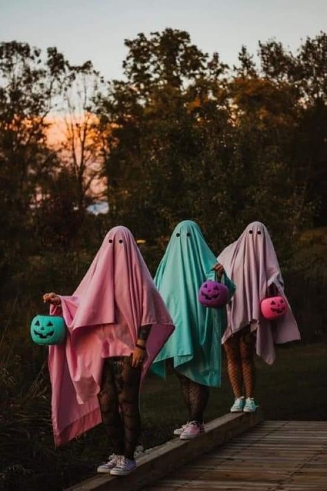 Summer Ween Decorations, Summer Ween Costumes, Friend Ghost Photoshoot, Cute Ghost Photoshoot, Friend Ghost Photos, 3 Best Friend Halloween Photoshoot, Halloween Photoshoot With Friends, Pastel Halloween Photoshoot, Friends Spooky Photoshoot