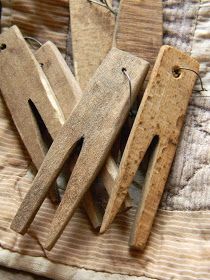 Clothespins - Pinzas para colgar la ropa. Creo que son muy antiguas porque posteriormente se empezaron a dentar las palas para que sujetaran mejor. ¡Un espumoso abrazo, espumitas!. Vintage Clothespin Diy Crafts, Amish Clothesline, Primitive Clothespins, Primitive Peg Rack Decor, Antique Clothespins, Primitive Laundry Rooms, Clothes Lines, Notforgotten Farm, Clothes Pegs