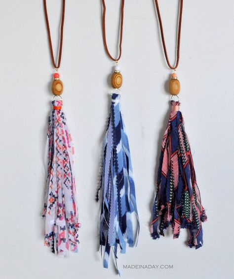 DIY Shabby Boho Fabric Tassel Necklaces madeinaday.com Tassel Jewelry Diy, Diy Tassel Necklace, Collar Hippie, Ribbon Tassel, Diy Bohemian, Boho Jewellery Necklaces, Boho Jewelry Diy, Jewelry Fabric, Padlock Necklace