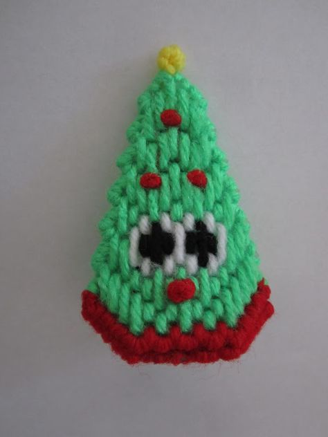 Plastic Canvas Christmas Tree, Plastic Canvas Projects, Needlepoint Christmas Ornaments, Mary Maxim, Plastic Canvas Ornaments, Diy Christmas Tree Ornaments, Kids Christmas Ornaments, Gift Drawing, Candy Crafts