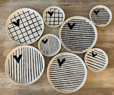 Black and White Heart Dinner and Appetizer Ceramic Plates Pottery Painting Heart Plate, Paint And Pottery Ideas, Black And White Ceramics, Ceramic Painting Ideas Bowls, Pottery Paint Ideas, Painting Ceramics Ideas, Pottery Plate Painting Ideas, Ceramic Design Ideas, Pottery Painting Ideas Easy