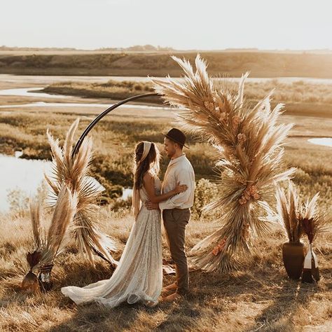 Do you want all the *Moroccan vibes* without actually eloping to Morocco? It can be done! You really won't believe the beauty of this Canadian desert elopement; soft sand, dried palms + two bridal looks, all dripping with Moroccan style. Wedding Arch Round, Circle Wedding Arch, Party Backdrop Stand, Boho Wedding Arch, Circle Arch, Wedding Arbor, Wedding Hoop, Round Arch, Arch Wedding