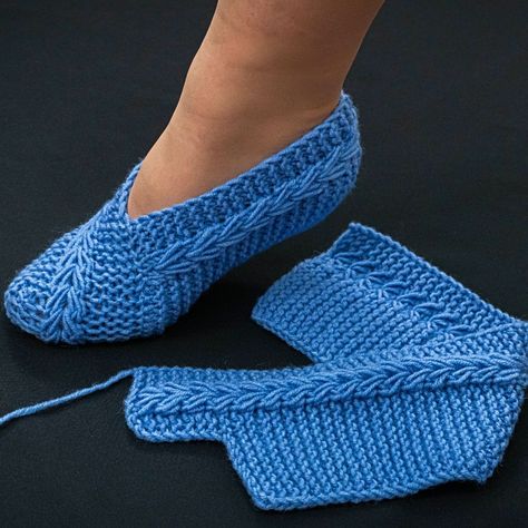 Pantuflas Tejidas, Baby Socks Pattern, Crochet Baby Socks, Easy Crochet Slippers, Crochet Waffle Stitch, Crochet Washcloth Pattern, Knit Slippers Free Pattern, Crochet Cardigan Pattern Free, Knitted Slippers Pattern