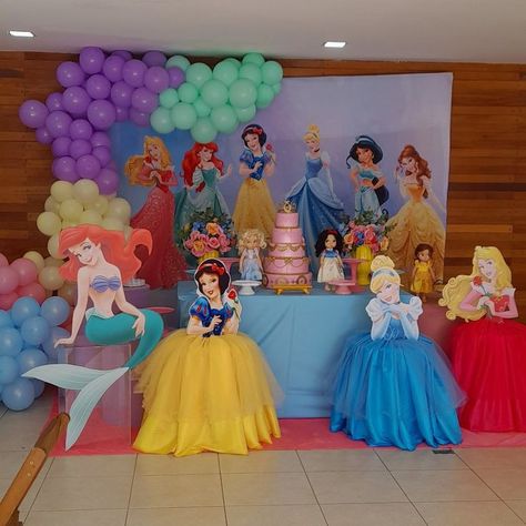 Disney Princess Birthday Party Main Table, Disney Princess Balloon Arch, Disney Princess Party Ideas Decorations, Disney Princess Birthday Party Decor, Disney Princess Birthday Party Cake, Princess Balloon Decorations, Disney Princess Backdrop, Princess Theme Party Decorations, Disney Princess Decorations