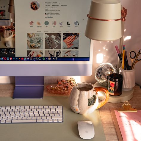 Imac 2021 purple and green desk setup up. Fall light, ocrober decorations. Purple Imac, Green Desk Setup, Imac Aesthetic, Imac Setup, Imac 2021, Cozy Desk, Imac Desktop, Green Desk, Autumn Lights