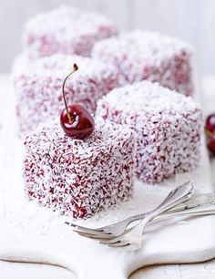 Lamingtons Recipe, Kue Macaroon, Afternoon Tea Recipes, Fresh Cherry, Cherry Jam, Cherry Recipes, A Piece Of Cake, Fresh Cherries, Cupcake Cake