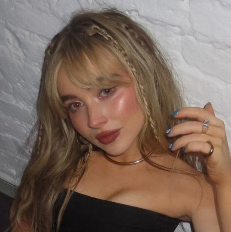 Sabrina Carpenter Hair Color, Curtain Bangs Sabrina Carpenter, Sabrina Carpenter Curtain Bangs, Sabrina Carpenter Hair Layers, Sabrina Carpenter Selfie, Sabrina Carpenter Face, Sabrina Carpenter Bangs, Sabrina Carpenter Makeup, Sabrina Carpenter Hair