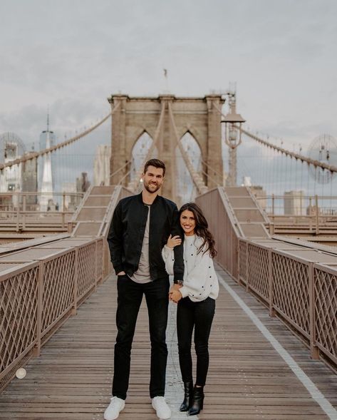 Bridge Photoshoot Photo Ideas, Couples Photoshoot Poses Bridge, New York Couple Pictures, Pre Wedding Photoshoot India, Standing Couple Poses, Couple Poses On Bridge, Bridge Engagement Pictures, Proposal Pics, Tower Bridge Couple Photo