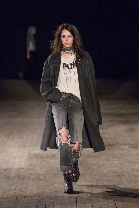 Rock Chic Outfits, Angela Chase, Punk Fashion Diy, Punk Chic, Grunge Chic, 2016 Runway, Genderless Fashion, 90s Runway Fashion, 90s Fashion Grunge