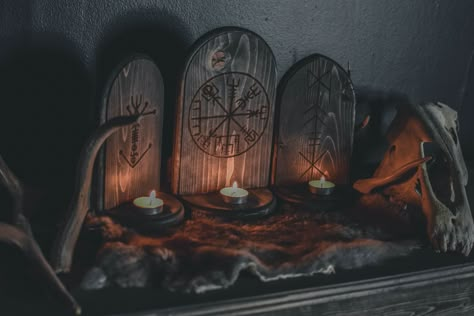 Always handmade at www.oreamnosoddities.com Viking Altar, Norse Pagan Altar, Pagan Aesthetic, Escudo Viking, Branch Diy, Viking Aesthetic, Fairy Boy, Viking Warriors, Viking Decor