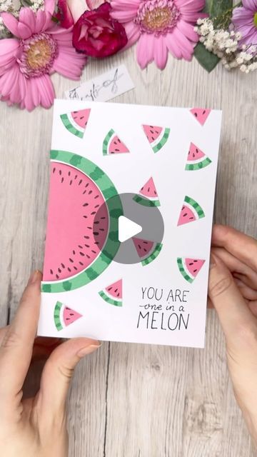 Katharina Tarta Crafts on Instagram: "🍉 Can you believe that for most of my life I thought I detested water melons? And then only a few years back I tried it again for the first time in ages and was so baffled by how delicious they are 😁

Anyway, they don’t only taste delicious they also look so pretty, don’t you think? 😊🍉
So I thought I‘d take advantage of that and make a watermelon card 😊  And it really is super easy to create paper water melons you just need 3 concetric circles in green, white and red 😊 (and a bit of patience to draw the seeds 😉)

If you like this idea, I‘d be super happy if you‘d leave me a comment 😊🫶🙏

#summercrafts #kidscrafts #cutecraft #craftinspiration" Diy Greeting Cards Ideas Simple, Watermelon Card, Easy Greeting Cards, Happy New Year Greeting Card, Diy Best Friend Gifts, Happy New Year Greetings, One In A Melon, New Year Greeting Cards, Green Paper