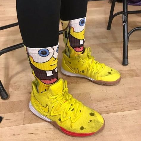 Girl Nike Shoes, Kyrie 5 Spongebob, Zapatillas Nike Basketball, Sister Fashion, Bball Shoes, Women Nike Shoes, Nike Casual Shoes, Nike Kyrie 5, Kyrie 5