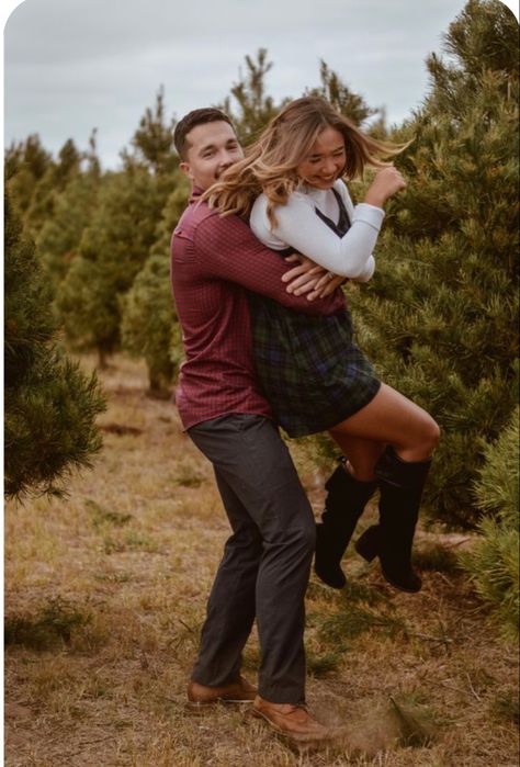 Christmas Tree Farm Photo Shoot Outfits, The Holiday Outfits, Texas Christmas Tree, Bf Pictures, Christmas Tree Photoshoot, Christmas Tree Farm Pictures, Tree Farm Pictures, Seasonal Pictures, Xmas Photoshoot