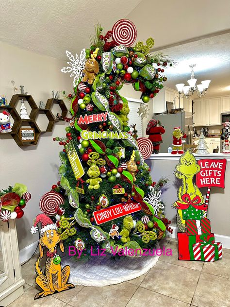 The Grinch Tree Decorations, Grinchmas Crafts, Diy Grinch Christmas Tree, Grinch Themed Christmas Tree, Grinch Christmas Tree Ideas, Whoville Christmas Tree, Christmas Tree Grinch, Xmas Grinch, Grinch Tree