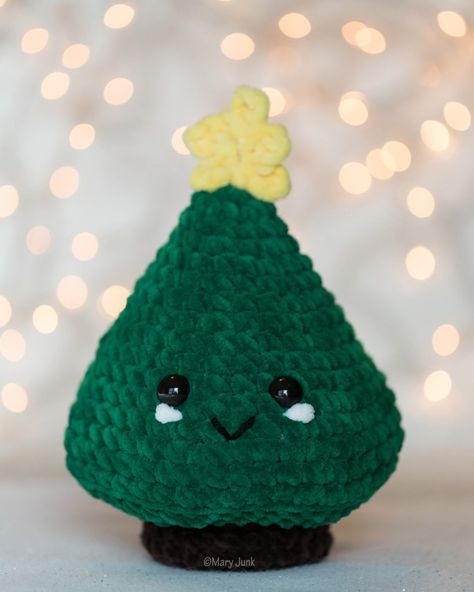 Crochet Christmas Tree Amigurumi, Christmas Arigumi Crochet, Crochet Christmas Tree Plush, Amigurumi Christmas Tree Free Pattern, Easy Christmas Amigurumi Free Pattern, Winter Amigurumi Free Pattern, Crochet Christmas Gifts For Kids, Easy Crochet Christmas Tree Pattern, Crochet Christmas Stuffies