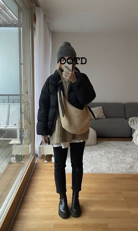 Cold Day In The City Outfit, Effortless Autumn Outfit, Winter Fashion In Europe, Cozy Work Outfit Winter, Flares And Sneakers Outfit, Mid Length Coat Outfit, Sneakers With Leggings Outfits, Pacific Northwest Clothing Style, Layered Casual Outfits