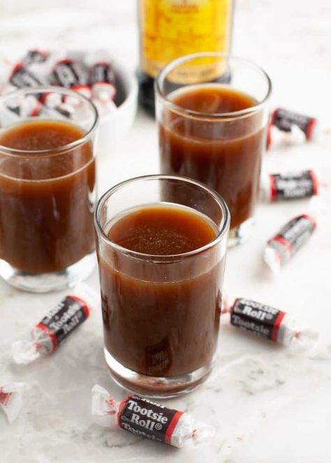 Tootsie Roll Drink, Tootsie Roll Shot, Shots Alcohol Recipes, Kahlua Drinks, Shake Drink, Orange Juice And Vodka, Cranberry Vodka, Cocktail Shots, Brunch Drinks