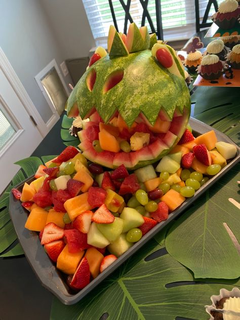 Dinasour Fruit Ideas, Dinosaur Veggie Tray Ideas, Dinosaur Watermelon Carving, Dinosaur Fruit Platter, Dino Fruit Tray, Dinosaur Fruit Tray, Dino Watermelon, Watermelon Dinosaur, Fruit And Cheese Platter