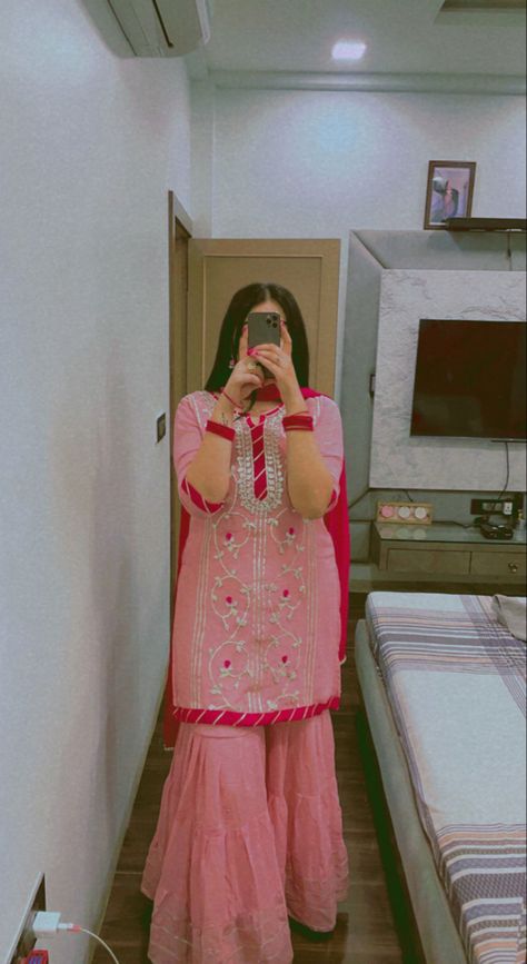 Chubby Girls Dp Hidden Face, Aaniat Khalid, Beats Wallpaper, Shopping Pictures, Met Gala Dresses, Hide Face, Stylish Mehndi Designs, Bridal Mehendi Designs, All Black Dresses