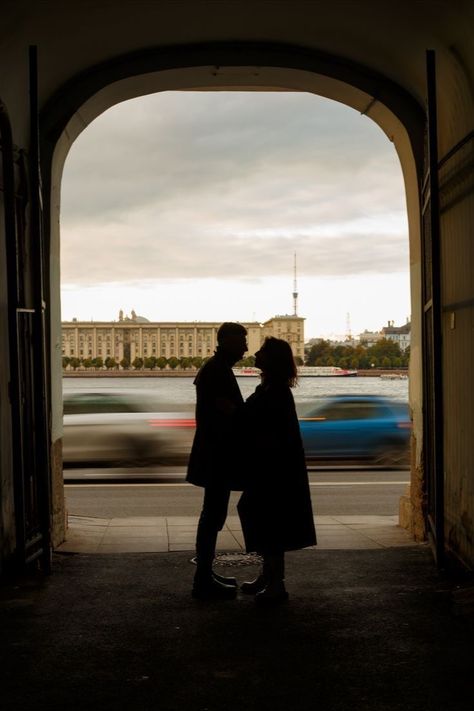 Street Couple Photoshoot, Lovestory City, Lovestory Street, Photoshoot Ideas For Boyfriend, City Couples Photography, Love Story Photo, Love Story Photography, Couples City, City Couple