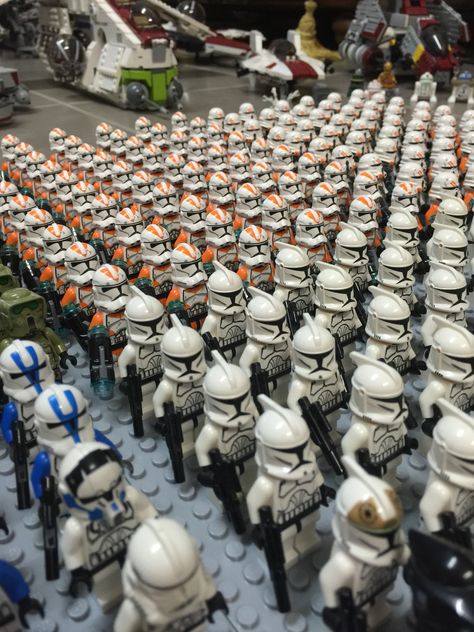 Lego clone army 2014 going to 2015! Lego Clone Army, Lego Clone Trooper, Lego Clone Wars, Lego Star Wars Clone Wars, Army Building, Star Wars Themed Bedroom, Cheap Lego, Lego Clones, Star Wars Light