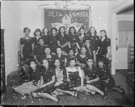 Happy Founders Day (Jan 15th) to the wonderful women of Alpha Kappa Alpha! The first sorority for African-American women was founded 105 years ago today at Howard University. This photo was taken in 1945 by the legendary photographer, Addison N. Scurlock (1883-1964). Photo: Scurlock Studio Records, ca. 1905-1994, Archives Center, National Museum of American History. Alpha Kappa Alpha Founders, Women 1940s, Happy Founders Day, Elementary Librarian, Aka Sorority Gifts, Kappa Alpha Psi Fraternity, Black Glamour, Divine 9, American Photography