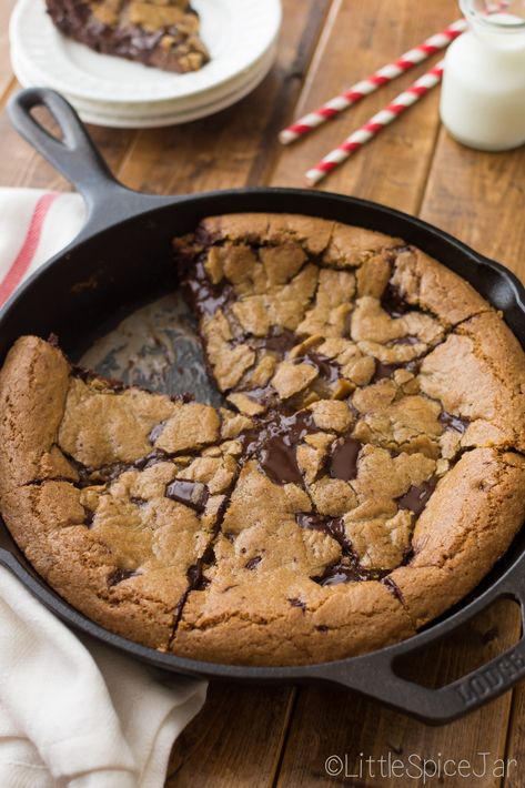 Deep Dish Chocolate Chip Cookie Stuffed with Nutella Deep Dish Chocolate Chip Cookie, Deep Dish Cookie Pie, Deep Dish Cookie, Stuffed Chocolate Chip Cookies, Chocolate Chip Cookie Pie, Ultimate Chocolate Chip Cookie, Cookie Cake Pie, Nutella Cookies, Nutella Recipes