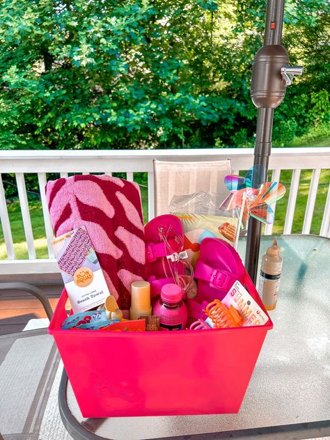 Summer Basket For Teens, Small Cooler Gift Basket Ideas, Beach Baskets Ideas Summer Gifts, Beach Bag Raffle Basket Ideas, Beach Raffle Basket, Summer Baskets Gift Ideas, Beach Birthday Gift Ideas, Tropical Gift Basket Ideas, Beach Bag Gift Basket Ideas