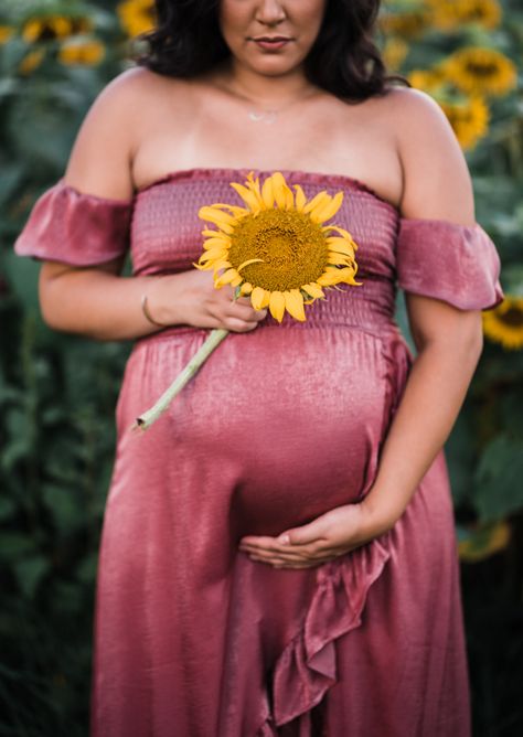 Sunflower Feild Maternity Pictures, Sunflower Field Maternity Photos, Sunflower Maternity Shoot, Sunflower Maternity Pictures, Farm Maternity Pictures, Photoshoot Sunflower, Field Portraits, Sunflower Field Photoshoot, Sunflower Photos