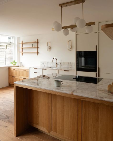 NDSM kitchen in light natural oak and white Carrara marble - Justus Felthuis | Home White Carrara Marble, Handmade Kitchens, Carrara Marble, Kitchen In, White Oak, Tree House, Natural Stone, Amsterdam, Kitchens