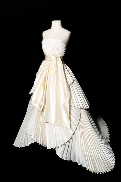 bezh on Twitter: "evening dress from Christian Dior 1949… " House Of Dior, Dior Dress, Paper Dress, Iconic Dresses, Vintage Gowns, Vintage Couture, 1940s Fashion, Moda Vintage, Gorgeous Gowns