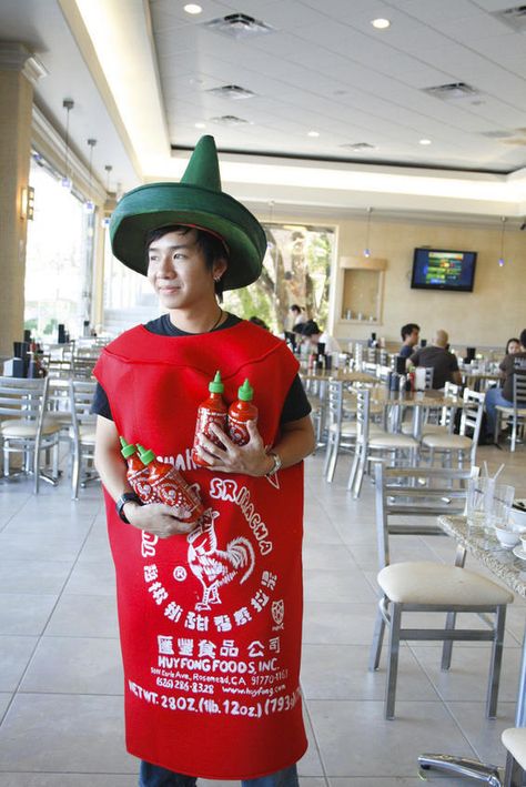 my sriracha costume for halloween Sriracha Bottle, Tv Show Halloween Costumes, Food Halloween Costumes, Halloween Costumes Scarecrow, Sibling Costume, Quick Halloween Costumes, Themed Halloween Costumes, Disney Halloween Costumes, Sriracha Sauce