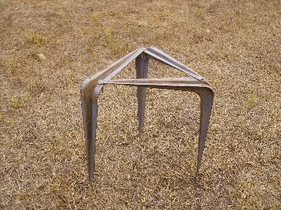 use shelf brackets as pot stand for cooking over a fire Cooking Stand, Plants Stand, Zelt Camping, Auto Camping, Stand Ideas, Pot Stand, Campfire Cooking, Camping Glamping, Survival Food