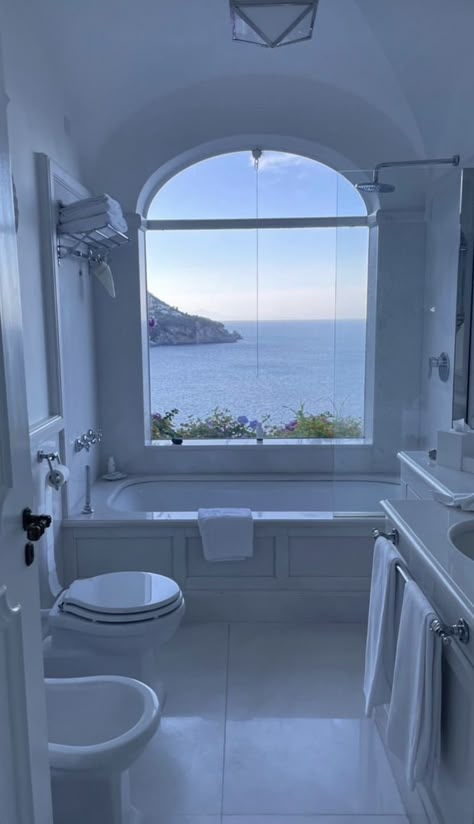 Costal House Bathroom, Beach House Aethstetic, Beachy Exterior House, Future Beach House, Costal House Interior Design, Coastal House Bedroom, Coastal Bathroom Aesthetic, Beach House Interior Bathroom, Beach House Aesthetic Interior Design