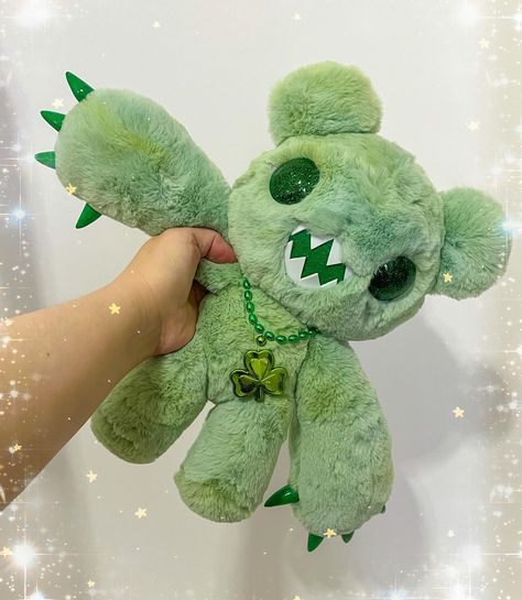 Lucky Bear 🍀 DM if interested 🍀 This will be added to the shop tomorrow but at a higher price so take advantage of the discount now 🍀 #plush #plushie #artdoll #dollartist #smallartist #artistsoninstagram #creepycute #kawaiiart #cuteart Plushie Design Drawing, Gloomy Bear Stuff, Plushie Ideas, Felt Plushies, Lucky Bear, Creepy Stuffed Animals, Plushies Diy, Cute Plushies, Diy Plush Dolls