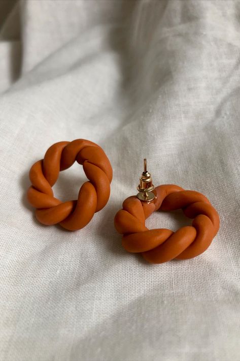 Fimo Clay Jewelry, Diy Clay Rings, Terracotta Jewellery Designs, Polymer Clay Flower Jewelry, Diy Earrings Polymer Clay, Twisted Hoop Earrings, Polymer Clay Jewelry Tutorials, Handmade Clay Jewelry, Polymer Clay Diy