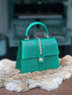 Green Lizard, Green Leather Handbag, Leather Bag Design, Lizard Print, Colorful Handbags, Handbag Essentials, Girly Bags, Printed Handbags, Top Handle Bags