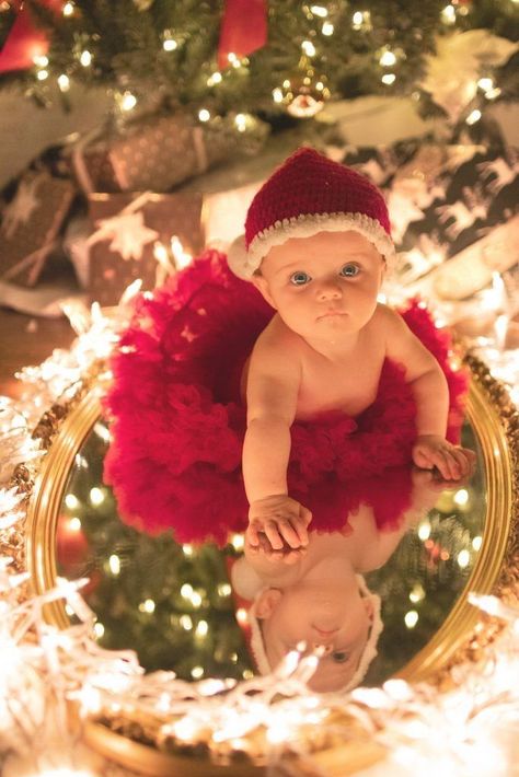 First Christmas Photoshoot, Baby Holiday Pictures, Holiday Baby Pictures, Christmas Photoshoot Ideas, Vom Avea Un Copil, Baby Holiday Photos, Baby Christmas Photography, Photo Bb, Snowman Baby