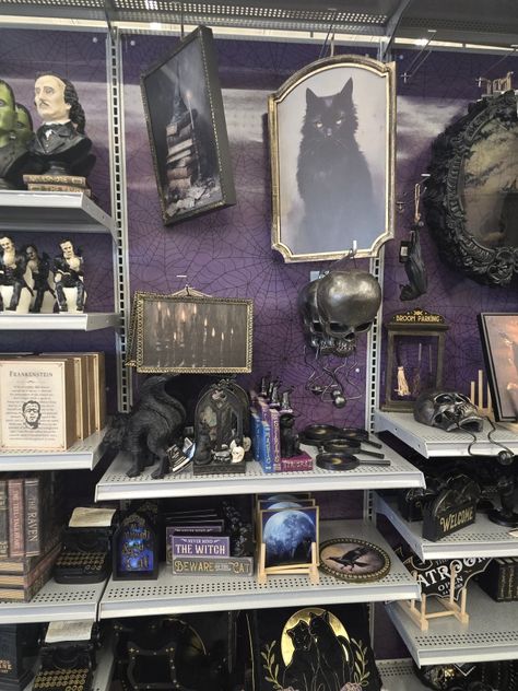 Room Decor Purple, Goth Crafts, Artist Couple, Purple Goth, Purple Gothic, Halloween Room, Halloween Room Decor, Girlfriend Goals, Makeup Room