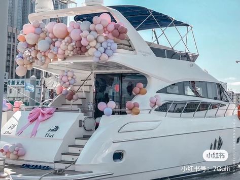 18th Birthday Yacht Party, Sweet 16 Yacht Party, Yacht Aesthetic Party, Sweet 16 Boat Party Ideas, Yacht Decorating Ideas Party, White Boat Party Outfit, Yatch Party Ideas, Birthday Yacht Party, Boat Birthday Party Ideas Decoration