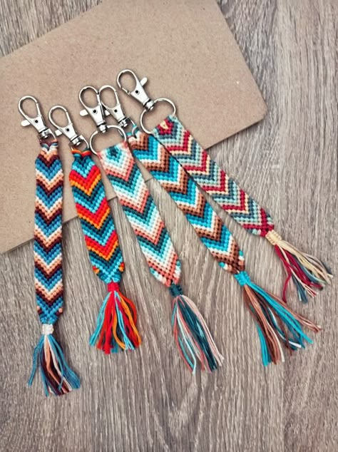 Western String Bracelets, Friendship Bracelet Keychain Tutorial, Thick Friendship Bracelet Pattern, Woven Bracelets Pattern, Friendship Bracelet Keychain, String Keychains, Chevron Keychain, Diy Craft Gifts, Embroidery Thread Bracelets