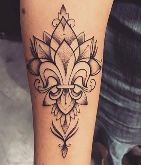 Tattoo by @lucasmilk Lilocks Flower Tattoo, Louisiana Tattoos, Fleur De Lis Tattoo Ideas For Women, Flier De Lis Tattoo, Fluer De Lis Tattoo, Flure De Lis Tattoo, Flur De Lis Tattoo, Flur De Lis Tattoos Simple, Fluer De Lis Tattoo With Flowers