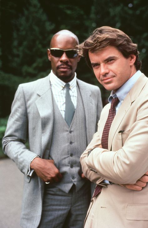 Spenser for Hire (1985-88) Robert Urich and Avery Brooks star as Spenser, and Hawk, two modern knights errant, patrolling the streets of Boston. Based on the characters created by Robert B. Parker and ran for three seasons. Robert Urich, Avery Brooks, Chuck Connors, Tv Detectives, Star Trek Captains, Gotham Tv, Classic Television, Old Tv Shows, Neo Noir