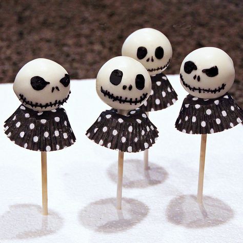 Muffins Halloween, Jack Skellington Cake, Halloween Torte, Postres Halloween, Halloween Cake Pops, Cake Pop Ideas, Pop Ideas, Halloween Baking, Halloween Cake