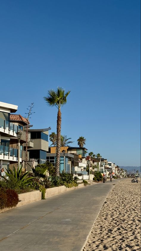 Manhattan Beach Aesthetic, New Port Beach California, Beach City Aesthetic, California Vibes Aesthetic, Summer In America, Southern California Aesthetic, California Beach Towns, Cali House, California Houses