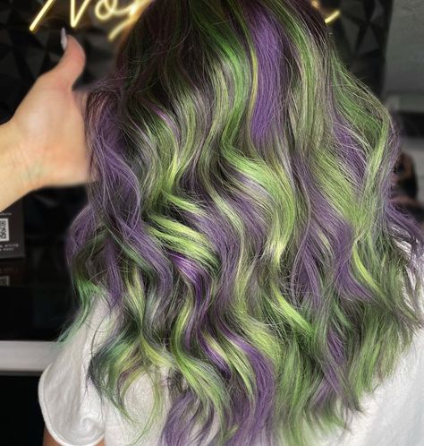 Beetlejuice Hair, Purple And Green Hair, Girl Hair Drawing, Hairstyles Elegant, Cherry Red Hair, Hair Styels, Cool Brown, High Hair, Dyed Hair Inspiration